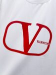 P85 VLTN 华伦 2026春夏新款首发专柜最新款短袖圆领T恤 高端订制 设计前卫时尚！品牌logo厚板工艺 高端定制百分百棉➕莫代尔面料.手感柔软.穿着舒适.专柜级别精致车线.做工精细.上身效果无敌帅气！必备单品！ 颜色：黑色 白色 码数：S-XXL