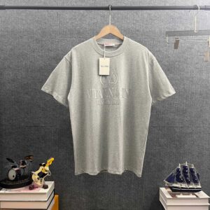 P80 Vale*华*伦*天奴 2026 春夏新款 经典字母厚板硅胶工艺 双纱定制平纹纯棉面料 短袖T恤 男女同款 颜色：白色 黑色 灰色 尺码： S （90-130斤） M （120-150斤） L （140-165斤） XL （160-180斤） XXL （180-210斤）