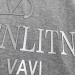 P80 Vale*华*伦*天奴 2026 春夏新款 经典字母厚板硅胶工艺 双纱定制平纹纯棉面料 短袖T恤 男女同款 颜色：白色 黑色 灰色 尺码： S （90-130斤） M （120-150斤） L （140-165斤） XL （160-180斤） XXL （180-210斤）