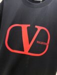 P85 VLTN 华伦 2026春夏新款首发专柜最新款短袖圆领T恤 高端订制 设计前卫时尚！品牌logo厚板工艺 高端定制百分百棉➕莫代尔面料.手感柔软.穿着舒适.专柜级别精致车线.做工精细.上身效果无敌帅气！必备单品！ 颜色：黑色 白色 码数：S-XXL