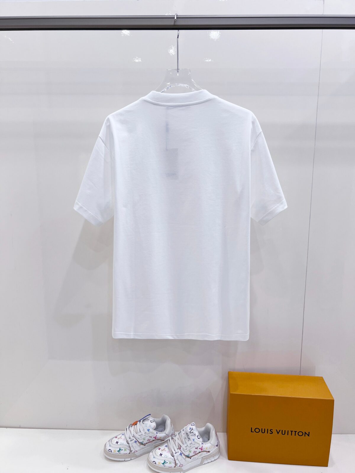 P85 VLTN 华伦 2026春夏新款首发专柜最新款短袖圆领T恤 高端订制 设计前卫时尚！品牌logo厚板工艺 高端定制百分百棉➕莫代尔面料.手感柔软.穿着舒适.专柜级别精致车线.做工精细.上身效果无敌帅气！必备单品！ 颜色：黑色 白色 码数：S-XXL