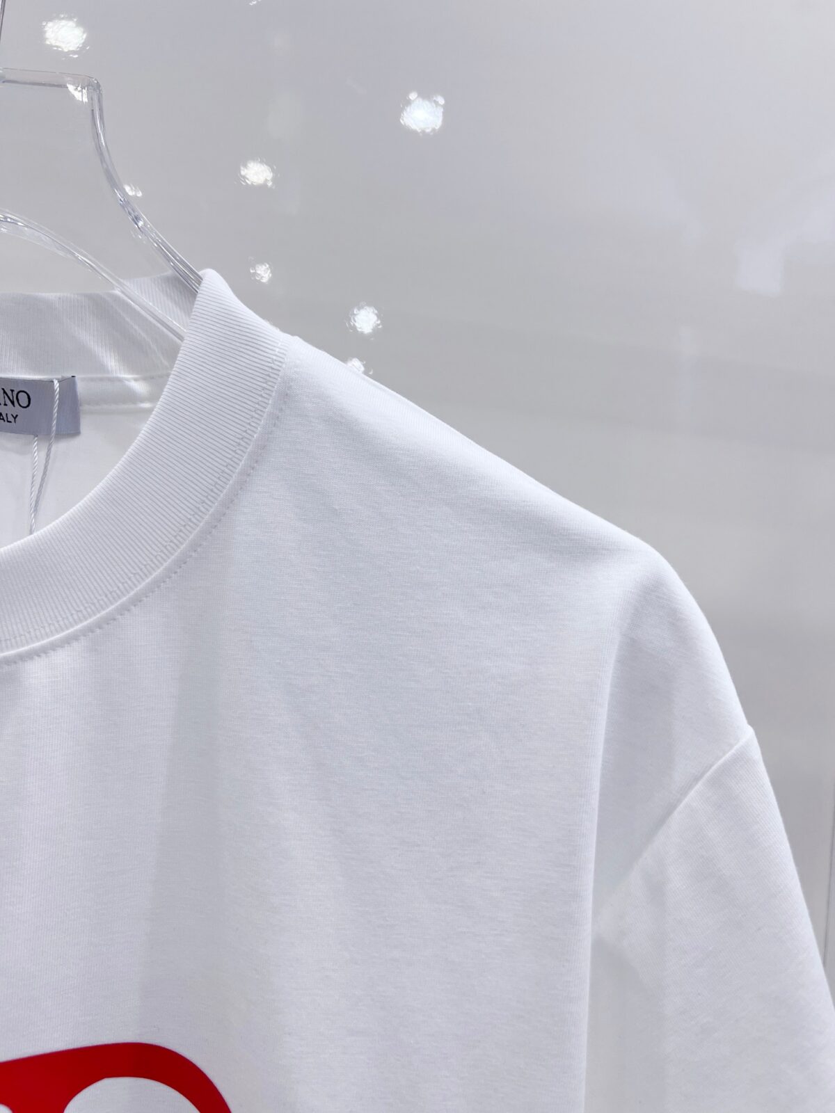 P85 VLTN 华伦 2026春夏新款首发专柜最新款短袖圆领T恤 高端订制 设计前卫时尚！品牌logo厚板工艺 高端定制百分百棉➕莫代尔面料.手感柔软.穿着舒适.专柜级别精致车线.做工精细.上身效果无敌帅气！必备单品！ 颜色：黑色 白色 码数：S-XXL