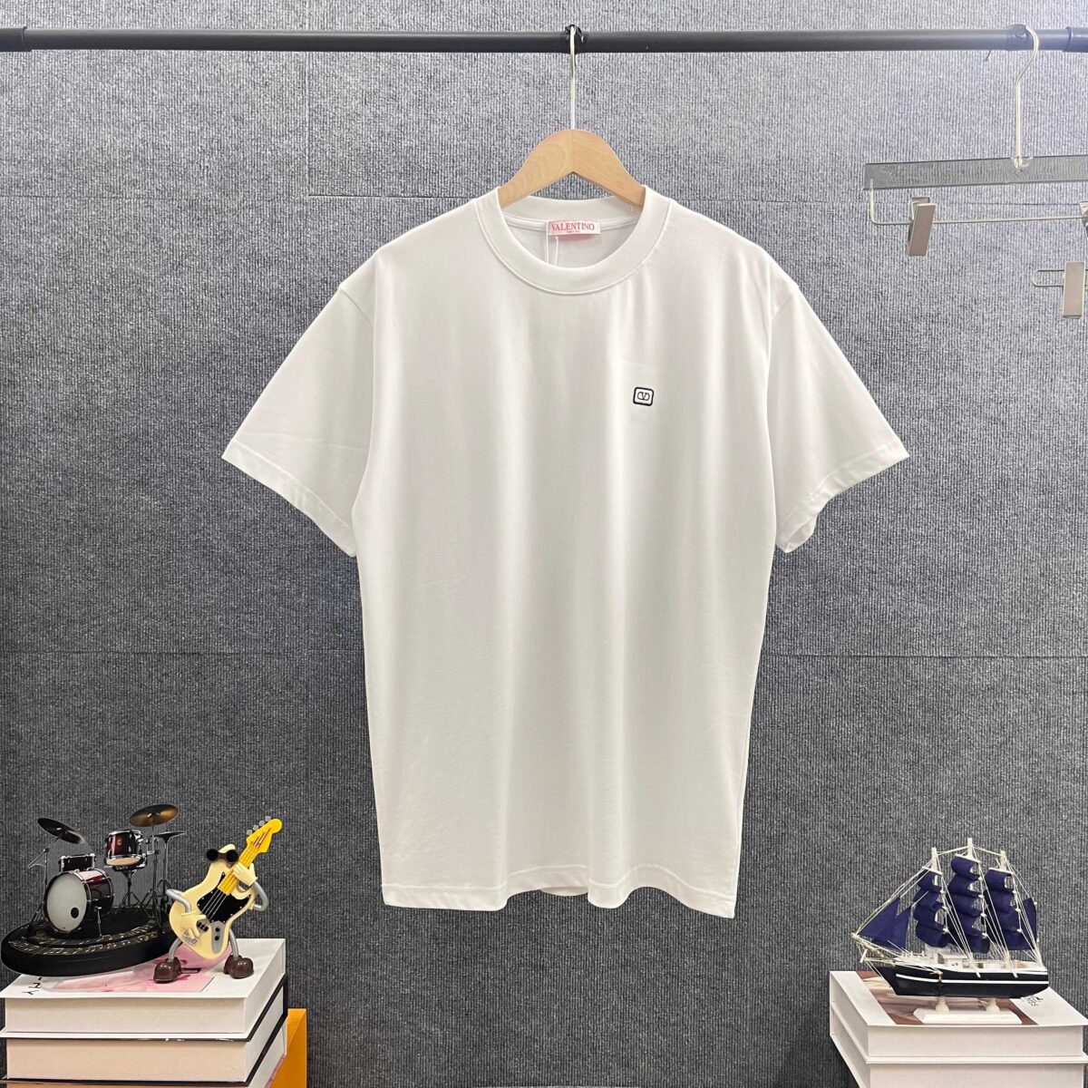 P80 Vale*华伦*天奴 2026春夏新款 字母刺绣logo工艺 双纱定制平纹纯棉面料 短袖T恤 男女同款 颜色：白色 黑色 酒红色 花灰色 尺码： S （90-130斤） M （120-150斤） L （140-165斤） XL （160-180斤） XXL （180-210斤）