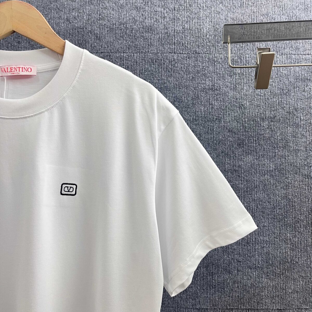 P80 Vale*华伦*天奴 2026春夏新款 字母刺绣logo工艺 双纱定制平纹纯棉面料 短袖T恤 男女同款 颜色：白色 黑色 酒红色 花灰色 尺码： S （90-130斤） M （120-150斤） L （140-165斤） XL （160-180斤） XXL （180-210斤）
