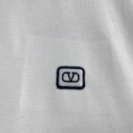 P80 Vale*华伦*天奴 2026春夏新款 字母刺绣logo工艺 双纱定制平纹纯棉面料 短袖T恤 男女同款 颜色：白色 黑色 酒红色 花灰色 尺码： S （90-130斤） M （120-150斤） L （140-165斤） XL （160-180斤） XXL （180-210斤）