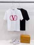 P85 VLTN 华伦 2026春夏新款首发专柜最新款短袖圆领T恤 高端订制 设计前卫时尚！品牌logo厚板工艺 高端定制百分百棉➕莫代尔面料.手感柔软.穿着舒适.专柜级别精致车线.做工精细.上身效果无敌帅气！必备单品！ 颜色：黑色 白色 码数：S-XXL