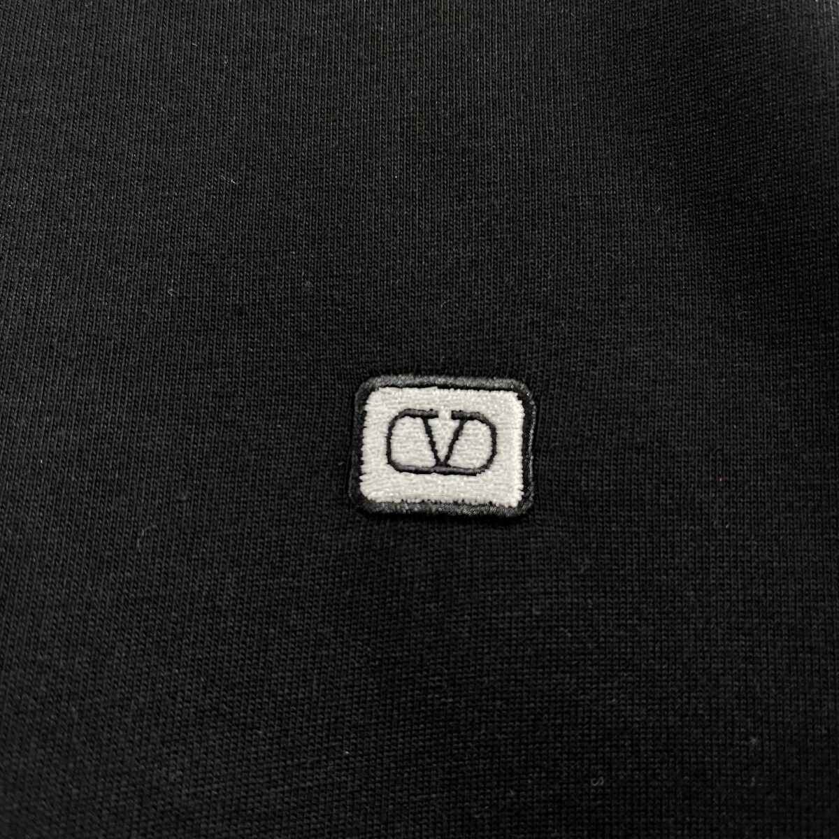weigou_222072_5_41c7067c15 P80 Vale*华伦*天奴 2026春夏新款 字母刺绣logo工艺 双纱定制平纹纯棉面料 短袖T恤 男女同款 颜色:白色 黑色 酒红色 花灰色 尺码: S (90-130斤) M (120-150斤) L (140-165斤) XL (160-180斤) XXL (180-210斤)