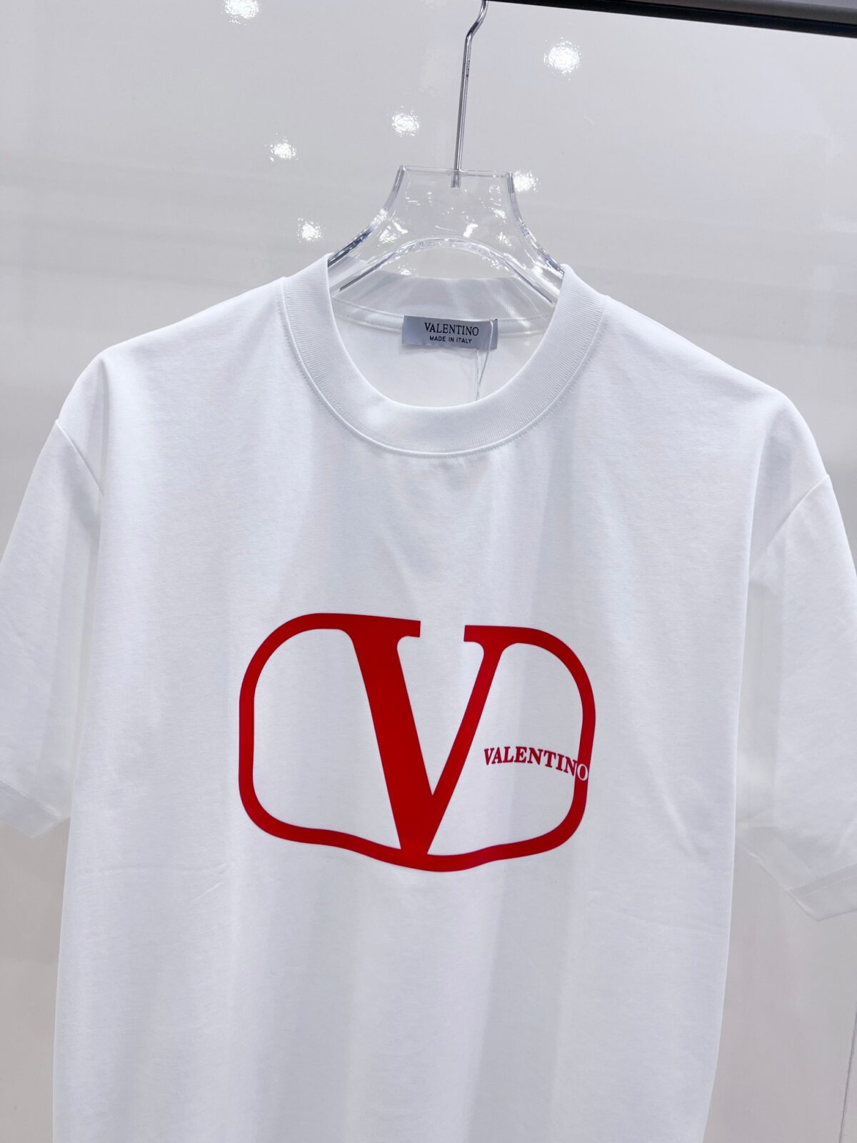 P85 VLTN 华伦 2026春夏新款首发专柜最新款短袖圆领T恤 高端订制 设计前卫时尚！品牌logo厚板工艺 高端定制百分百棉➕莫代尔面料.手感柔软.穿着舒适.专柜级别精致车线.做工精细.上身效果无敌帅气！必备单品！ 颜色：黑色 白色 码数：S-XXL