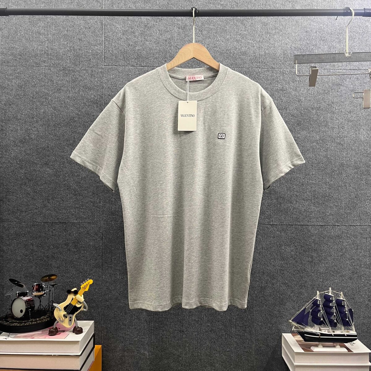 P80 Vale*华伦*天奴 2026春夏新款 字母刺绣logo工艺 双纱定制平纹纯棉面料 短袖T恤 男女同款 颜色：白色 黑色 酒红色 花灰色 尺码： S （90-130斤） M （120-150斤） L （140-165斤） XL （160-180斤） XXL （180-210斤）