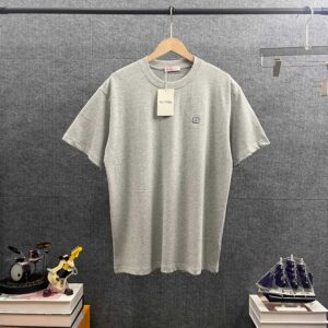 P80 Vale*华伦*天奴 2026春夏新款 字母刺绣logo工艺 双纱定制平纹纯棉面料 短袖T恤 男女同款 颜色：白色 黑色 酒红色 花灰色 尺码： S （90-130斤） M （120-150斤） L （140-165斤） XL （160-180斤） XXL （180-210斤）