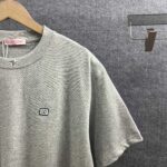 P80 Vale*华伦*天奴 2026春夏新款 字母刺绣logo工艺 双纱定制平纹纯棉面料 短袖T恤 男女同款 颜色：白色 黑色 酒红色 花灰色 尺码： S （90-130斤） M （120-150斤） L （140-165斤） XL （160-180斤） XXL （180-210斤）
