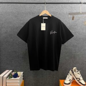 P85 Vale*华伦*天奴 2026春夏新款 前字母刺绣工艺+后烫画印花工艺 双纱定制平纹纯棉面料 短袖T恤 男女同款 颜色：白色 黑色 杏色 尺码： S （90-130斤） M （120-150斤） L （140-165斤） XL （160-180斤） XXL （180-210斤）