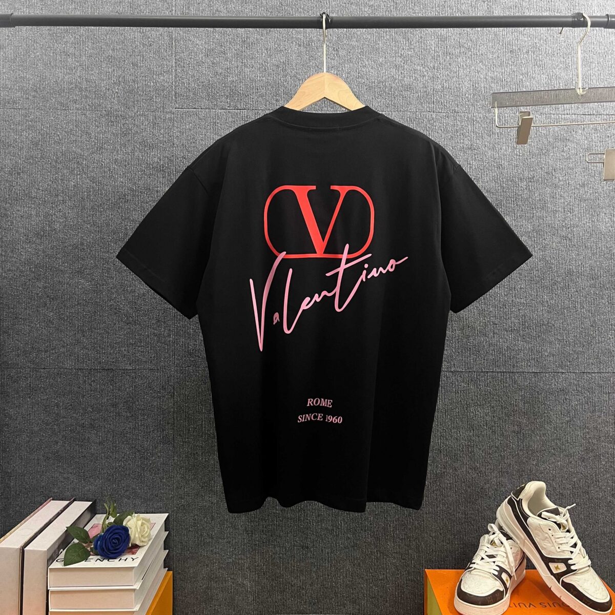 weigou_222166_1_5ddcbc87ac P85 Vale*华伦*天奴 2026春夏新款 前字母刺绣工艺+后烫画印花工艺 双纱定制平纹纯棉面料 短袖T恤 男女同款 颜色:白色 黑色 杏色 尺码: S (90-130斤) M (120-150斤) L (140-165斤) XL (160-180斤) XXL (180-210斤)