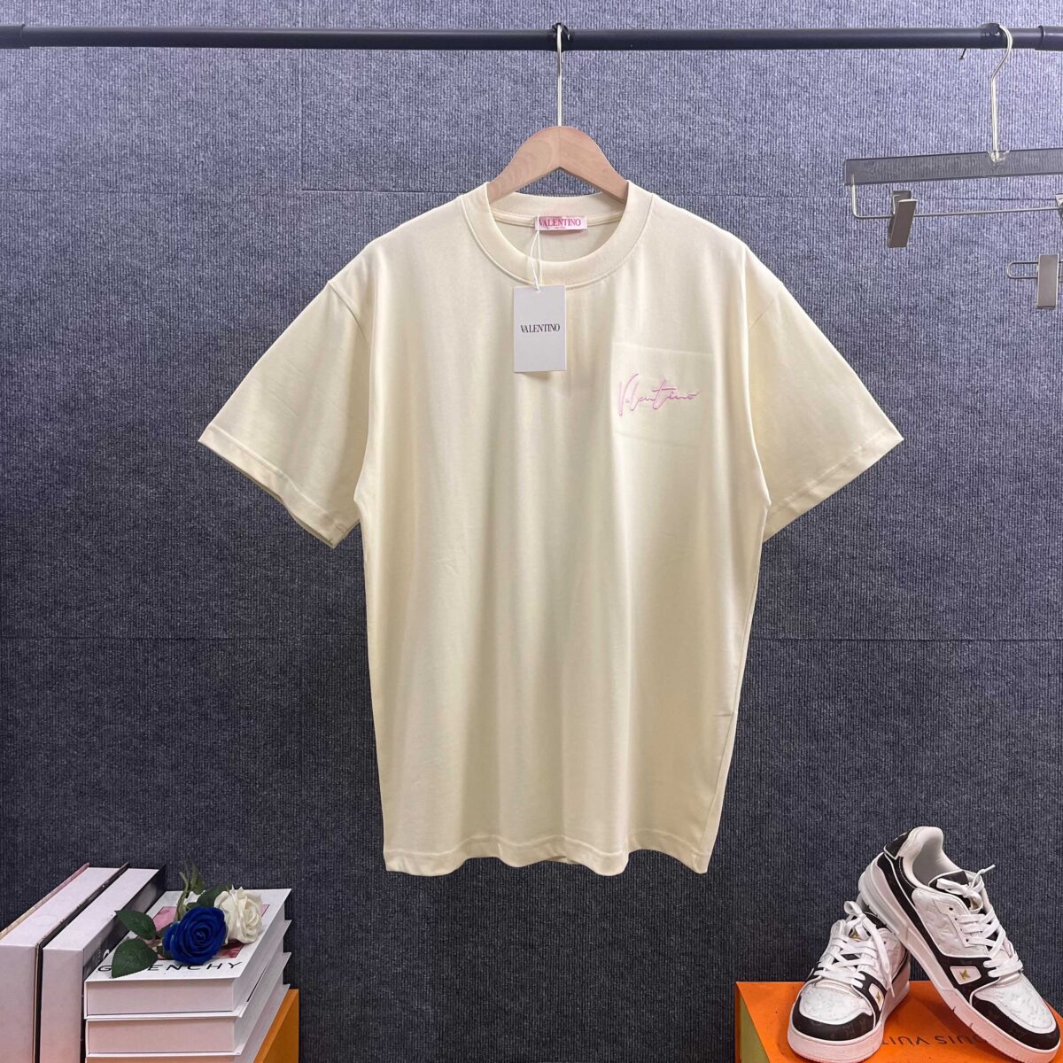 P85 Vale*华伦*天奴 2026春夏新款 前字母刺绣工艺+后烫画印花工艺 双纱定制平纹纯棉面料 短袖T恤 男女同款 颜色：白色 黑色 杏色 尺码： S （90-130斤） M （120-150斤） L （140-165斤） XL （160-180斤） XXL （180-210斤）