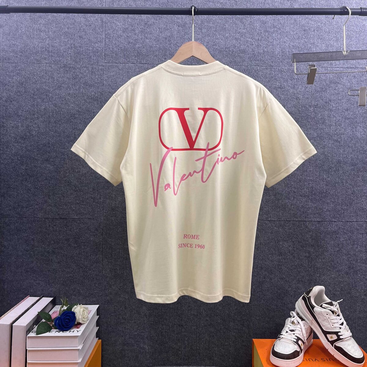 P85 Vale*华伦*天奴 2026春夏新款 前字母刺绣工艺+后烫画印花工艺 双纱定制平纹纯棉面料 短袖T恤 男女同款 颜色：白色 黑色 杏色 尺码： S （90-130斤） M （120-150斤） L （140-165斤） XL （160-180斤） XXL （180-210斤）
