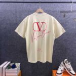 P85 Vale*华伦*天奴 2026春夏新款 前字母刺绣工艺+后烫画印花工艺 双纱定制平纹纯棉面料 短袖T恤 男女同款 颜色：白色 黑色 杏色 尺码： S （90-130斤） M （120-150斤） L （140-165斤） XL （160-180斤） XXL （180-210斤）