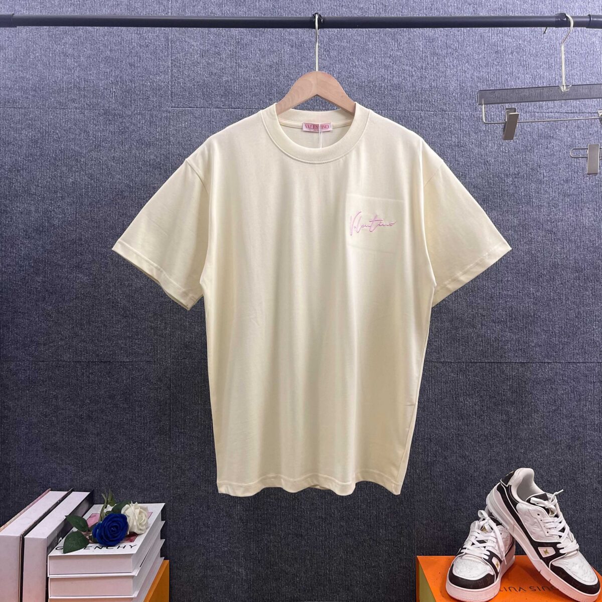 P85 Vale*华伦*天奴 2026春夏新款 前字母刺绣工艺+后烫画印花工艺 双纱定制平纹纯棉面料 短袖T恤 男女同款 颜色：白色 黑色 杏色 尺码： S （90-130斤） M （120-150斤） L （140-165斤） XL （160-180斤） XXL （180-210斤）
