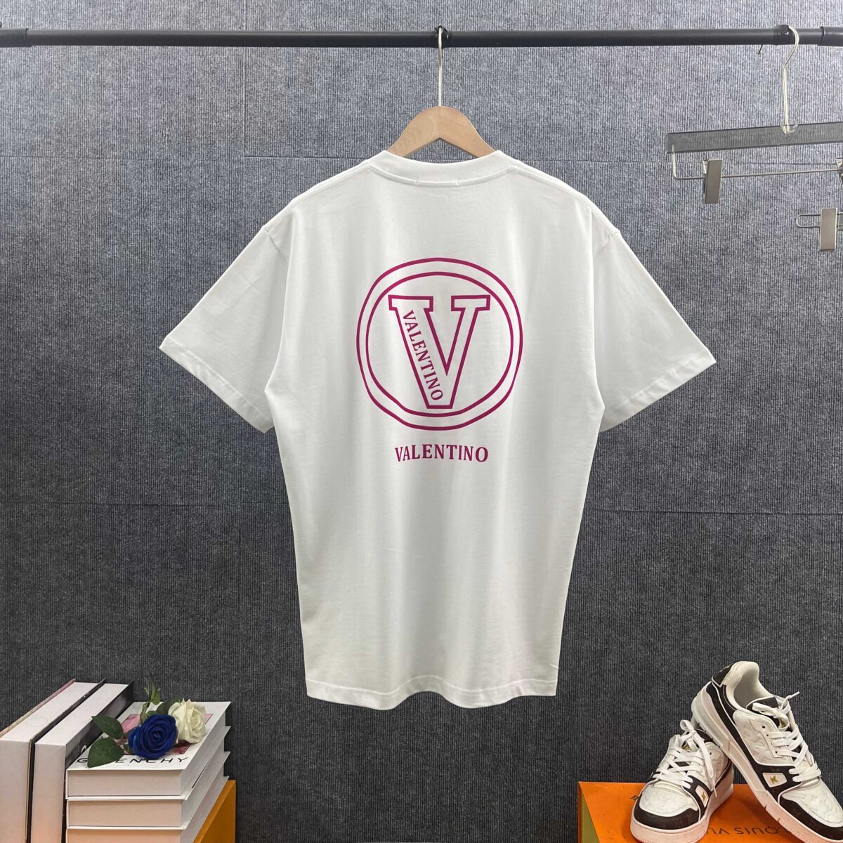 P85 Vale*华伦*天*奴 2026春夏新款 经典字母logo植绒工艺 双纱定制平纹纯棉面料 短袖T恤 男女同款 颜色：白色 黑色 尺码： S （90-130斤） M （120-150斤） L （140-165斤） XL （160-180斤） XXL （180-210斤）