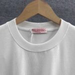 P85 Vale*华伦*天*奴 2026春夏新款 经典字母logo植绒工艺 双纱定制平纹纯棉面料 短袖T恤 男女同款 颜色：白色 黑色 尺码： S （90-130斤） M （120-150斤） L （140-165斤） XL （160-180斤） XXL （180-210斤）