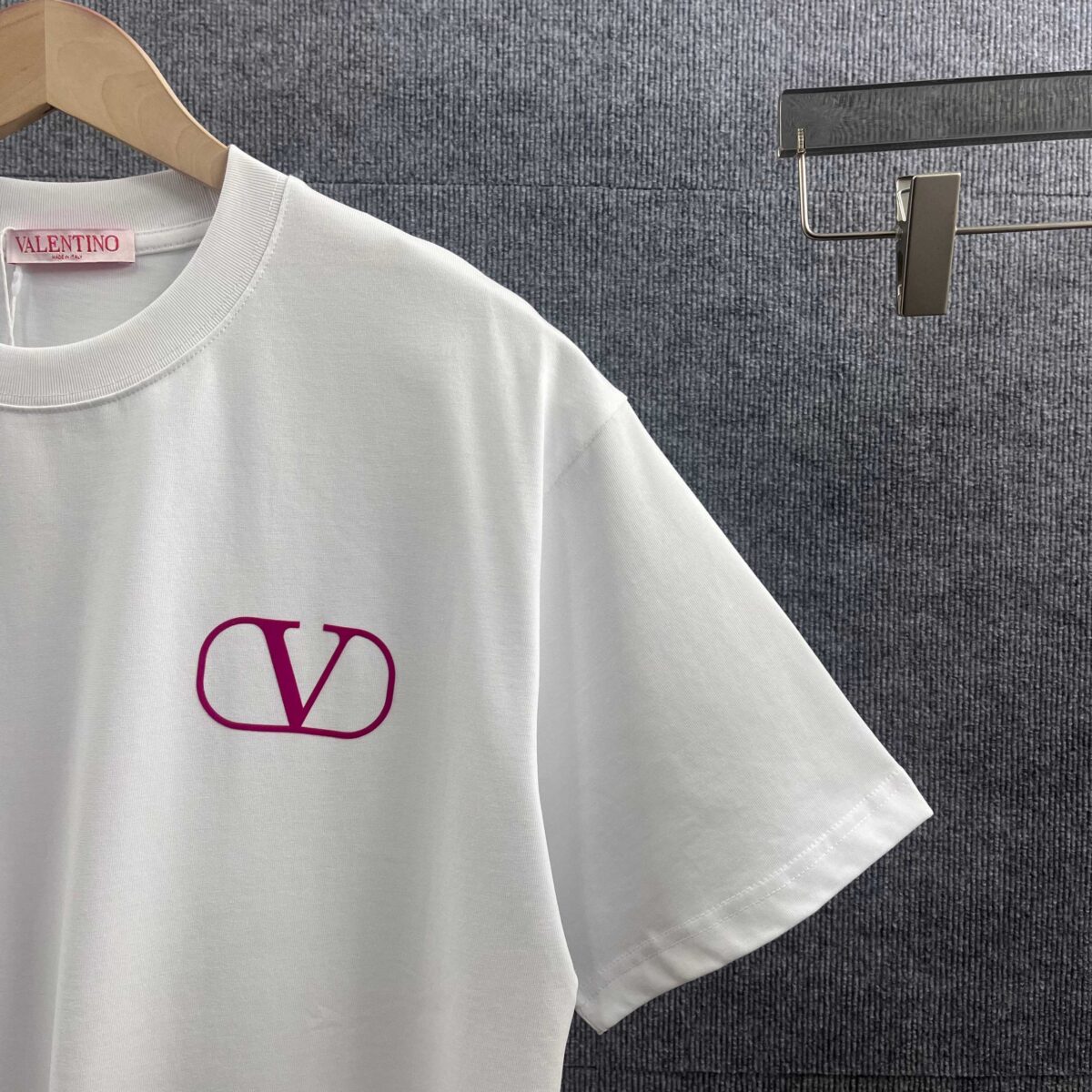 P85 Vale*华伦*天*奴 2026春夏新款 经典字母logo植绒工艺 双纱定制平纹纯棉面料 短袖T恤 男女同款 颜色：白色 黑色 尺码： S （90-130斤） M （120-150斤） L （140-165斤） XL （160-180斤） XXL （180-210斤）