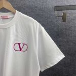 P85 Vale*华伦*天*奴 2026春夏新款 经典字母logo植绒工艺 双纱定制平纹纯棉面料 短袖T恤 男女同款 颜色：白色 黑色 尺码： S （90-130斤） M （120-150斤） L （140-165斤） XL （160-180斤） XXL （180-210斤）