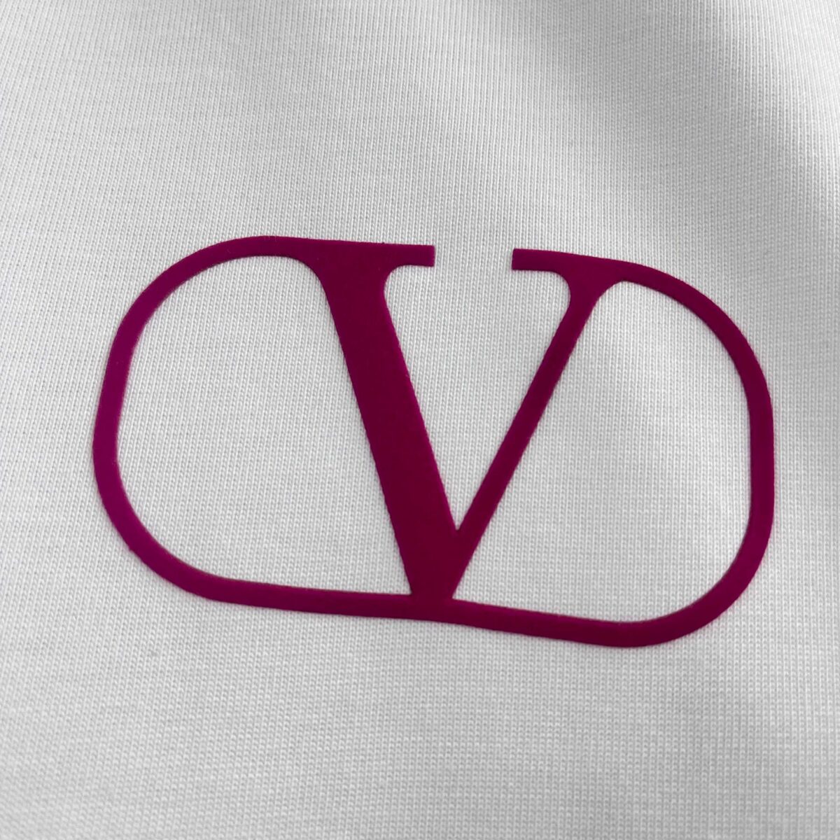 P85 Vale*华伦*天*奴 2026春夏新款 经典字母logo植绒工艺 双纱定制平纹纯棉面料 短袖T恤 男女同款 颜色：白色 黑色 尺码： S （90-130斤） M （120-150斤） L （140-165斤） XL （160-180斤） XXL （180-210斤）