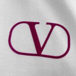 P85 Vale*华伦*天*奴 2026春夏新款 经典字母logo植绒工艺 双纱定制平纹纯棉面料 短袖T恤 男女同款 颜色：白色 黑色 尺码： S （90-130斤） M （120-150斤） L （140-165斤） XL （160-180斤） XXL （180-210斤）