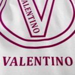 P85 Vale*华伦*天*奴 2026春夏新款 经典字母logo植绒工艺 双纱定制平纹纯棉面料 短袖T恤 男女同款 颜色：白色 黑色 尺码： S （90-130斤） M （120-150斤） L （140-165斤） XL （160-180斤） XXL （180-210斤）