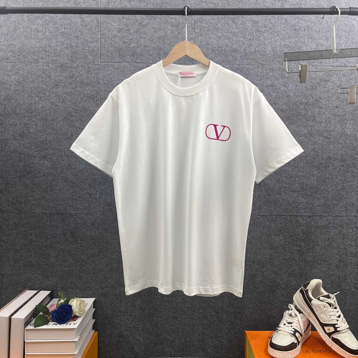 P85 Vale*华伦*天*奴 2026春夏新款 经典字母logo植绒工艺 双纱定制平纹纯棉面料 短袖T恤 男女同款 颜色：白色 黑色 尺码： S （90-130斤） M （120-150斤） L （140-165斤） XL （160-180斤） XXL （180-210斤）