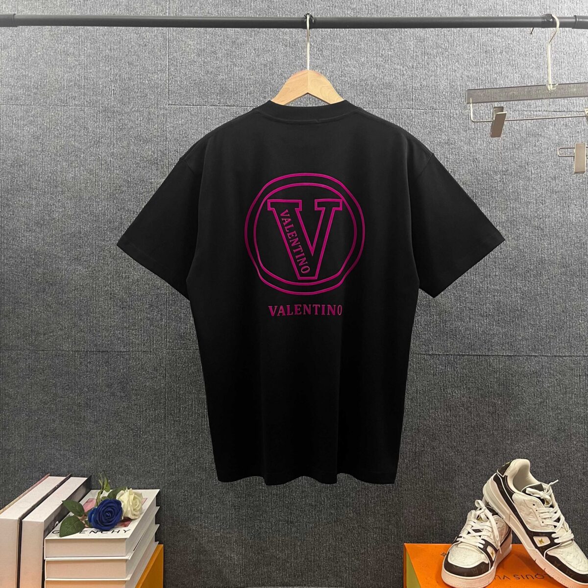 weigou_222268_1_0763d5bc8b P85 Vale*华伦*天*奴 2026春夏新款 经典字母logo植绒工艺 双纱定制平纹纯棉面料 短袖T恤 男女同款 颜色:白色 黑色 尺码: S (90-130斤) M (120-150斤) L (140-165斤) XL (160-180斤) XXL (180-210斤)