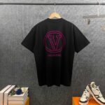 weigou_222268_1_0763d5bc8b P85 Vale*华伦*天*奴 2026春夏新款 经典字母logo植绒工艺 双纱定制平纹纯棉面料 短袖T恤 男女同款 颜色:白色 黑色 尺码: S (90-130斤) M (120-150斤) L (140-165斤) XL (160-180斤) XXL (180-210斤)