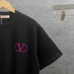 weigou_222268_3_261ad8ab7a P85 Vale*华伦*天*奴 2026春夏新款 经典字母logo植绒工艺 双纱定制平纹纯棉面料 短袖T恤 男女同款 颜色:白色 黑色 尺码: S (90-130斤) M (120-150斤) L (140-165斤) XL (160-180斤) XXL (180-210斤)