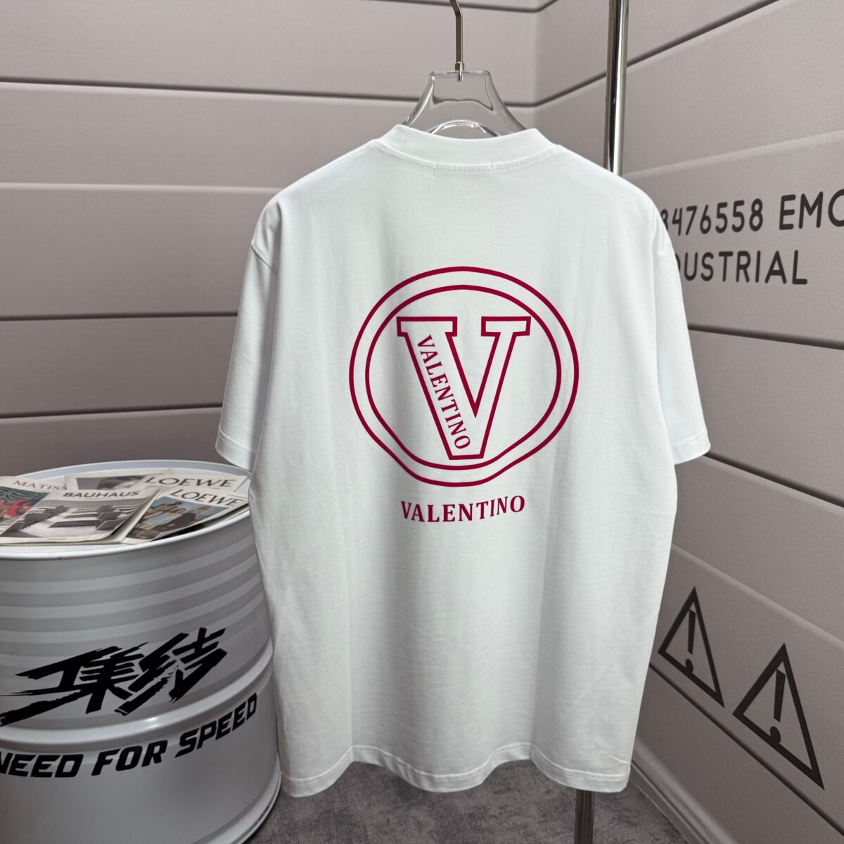 weigou_222297_1_24895ecdf5 P80 Valent*华伦*天奴 2026 春夏新款 经典字母植绒工艺 定制双纱平纹纯棉面料 短袖T恤 男女同款 颜色:白色 黑色 尺码: S (90-130斤) M (120-150斤) L (140-165斤) XL (160-180斤) XXL (180-210斤)
