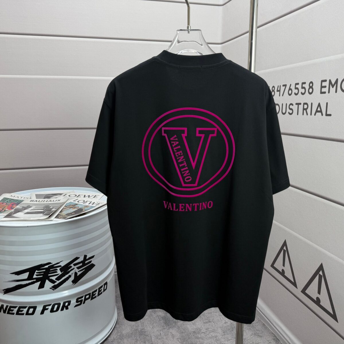 P80 Valent*华伦*天奴 2026 春夏新款 经典字母植绒工艺 定制双纱平纹纯棉面料 短袖T恤 男女同款 颜色：白色 黑色 尺码： S （90-130斤） M （120-150斤） L （140-165斤） XL （160-180斤） XXL （180-210斤）