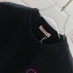 P80 Valent*华伦*天奴 2026 春夏新款 经典字母植绒工艺 定制双纱平纹纯棉面料 短袖T恤 男女同款 颜色：白色 黑色 尺码： S （90-130斤） M （120-150斤） L （140-165斤） XL （160-180斤） XXL （180-210斤）