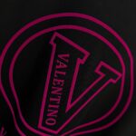 P80 Valent*华伦*天奴 2026 春夏新款 经典字母植绒工艺 定制双纱平纹纯棉面料 短袖T恤 男女同款 颜色：白色 黑色 尺码： S （90-130斤） M （120-150斤） L （140-165斤） XL （160-180斤） XXL （180-210斤）
