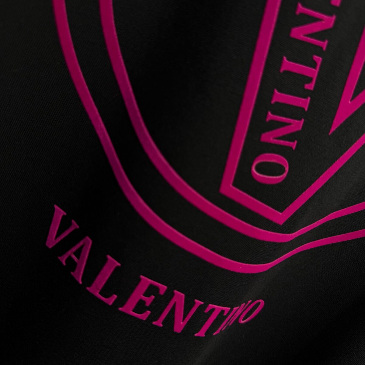 P80 Valent*华伦*天奴 2026 春夏新款 经典字母植绒工艺 定制双纱平纹纯棉面料 短袖T恤 男女同款 颜色：白色 黑色 尺码： S （90-130斤） M （120-150斤） L （140-165斤） XL （160-180斤） XXL （180-210斤）