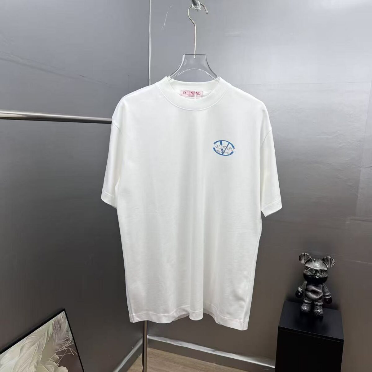 P85 valent*no *华伦厚板植绒logo字母 《区别通货面料》双纱纯棉上衣 7a抗菌短袖tee 上身十分舒适，男女同款半袖，落肩宽松版型 颜色: 黑色 白色 咖啡色 尺码：S（90-130斤） M（125-150斤） L（135-165斤） XL（160-190斤） XXL（185-220斤）