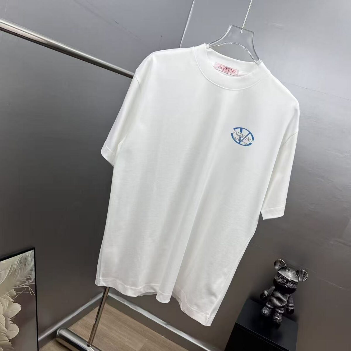 P85 valent*no *华伦厚板植绒logo字母 《区别通货面料》双纱纯棉上衣 7a抗菌短袖tee 上身十分舒适，男女同款半袖，落肩宽松版型 颜色: 黑色 白色 咖啡色 尺码：S（90-130斤） M（125-150斤） L（135-165斤） XL（160-190斤） XXL（185-220斤）