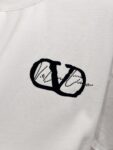 P85 Valention.华伦天奴2026春夏新款 磨破洗水短袖280克圆领短袖 立体植绒logo工艺设计 高端版本！专柜定制面料 透气舒适度高，男女同款 尺码S M L XL XXL 五个码 黑色 白色
