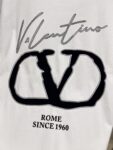 P85 Valention.华伦天奴2026春夏新款 磨破洗水短袖280克圆领短袖 立体植绒logo工艺设计 高端版本！专柜定制面料 透气舒适度高，男女同款 尺码S M L XL XXL 五个码 黑色 白色