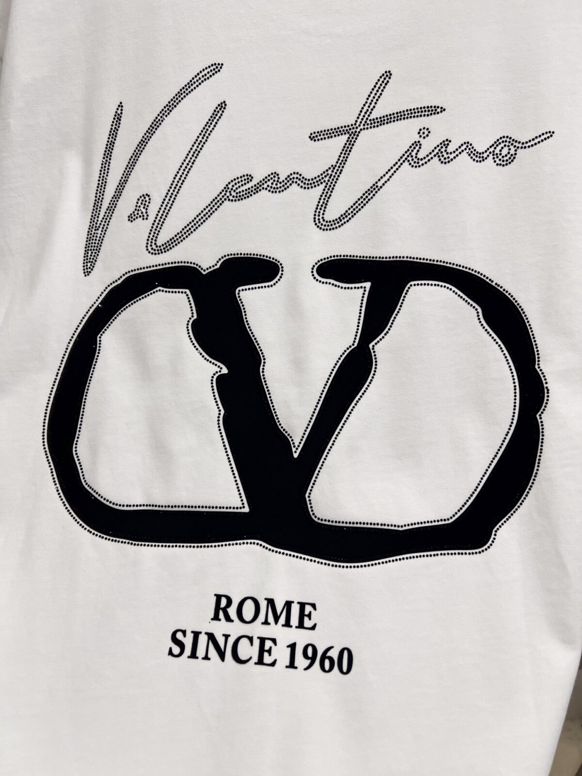 P85 Valention.华伦天奴2026春夏新款 磨破洗水短袖280克圆领短袖 立体植绒logo工艺设计 高端版本！专柜定制面料 透气舒适度高，男女同款 尺码S M L XL XXL 五个码 黑色 白色