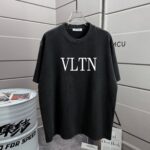 P80 VALENTIN* 华伦天*奴 2026春夏新款 洗水磨破320克圆领短袖tee 男女同款宽松版 颜色 :洗水黑 洗水白 洗水灰 褐色 尺码 :S M L XL XXL 尺码： S （90-130斤） M （120-150斤） L （140-165斤） XL （160-180斤） XXL （180-210斤）