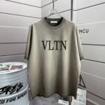 P80 VALENTIN* 华伦天*奴 2026春夏新款 洗水磨破320克圆领短袖tee 男女同款宽松版 颜色 :洗水黑 洗水白 洗水灰 褐色 尺码 :S M L XL XXL 尺码： S （90-130斤） M （120-150斤） L （140-165斤） XL （160-180斤） XXL （180-210斤）