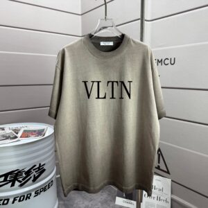 P80 VALENTIN* 华伦天*奴 2026春夏新款 洗水磨破320克圆领短袖tee 男女同款宽松版 颜色 :洗水黑 洗水白 洗水灰 褐色 尺码 :S M L XL XXL 尺码： S （90-130斤） M （120-150斤） L （140-165斤） XL （160-180斤） XXL （180-210斤）