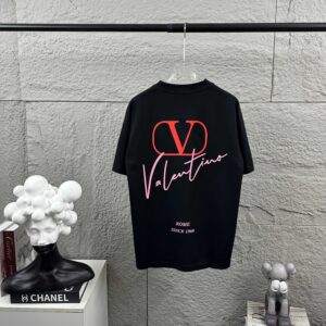 P80 Valent*华伦*天奴 2026 春夏新款 经典字母立体刺绣工艺+烫画印花工艺 定制双纱平纹纯棉面料 短袖T恤 男女同款 颜色：白色 黑色 杏色 尺码： S （90-130斤） M （120-150斤） L （140-165斤） XL （160-180斤） XXL （180-210斤）