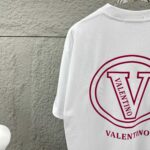 weigou_222633_6_21f349c167 P80 Valent*华伦*天奴 2026 春夏新款 经典字母植绒工艺 定制双纱平纹纯棉面料 短袖T恤 男女同款 颜色:白色 黑色 尺码: S (90-130斤) M (120-150斤) L (140-165斤) XL (160-180斤) XXL (180-210斤)