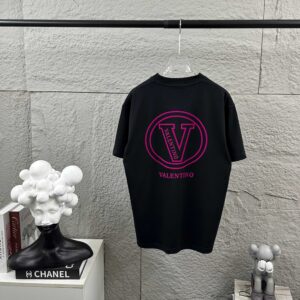 P80 Valent*华伦*天奴 2026 春夏新款 经典字母植绒工艺 定制双纱平纹纯棉面料 短袖T恤 男女同款 颜色：白色 黑色 尺码： S （90-130斤） M （120-150斤） L （140-165斤） XL （160-180斤） XXL （180-210斤）