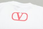 P80 Valentino/华伦天奴 立体硅胶Logo字母简约百搭短袖T恤男女同款 吊牌 领标 水洗唛 三标齐全 定织定染280克精梳棉面料 尺码：S-XXL 颜色：黑色，白色