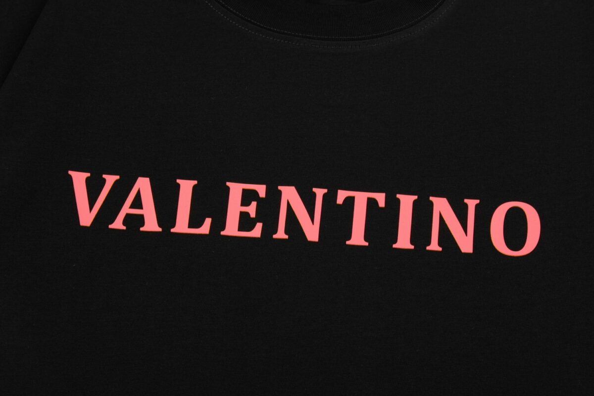 P80 Valentino/华伦天奴 立体硅胶Logo字母简约百搭短袖T恤男女同款 吊牌 领标 水洗唛 三标齐全 定织定染280克精梳棉面料 尺码：S-XXL 颜色：黑色，白色